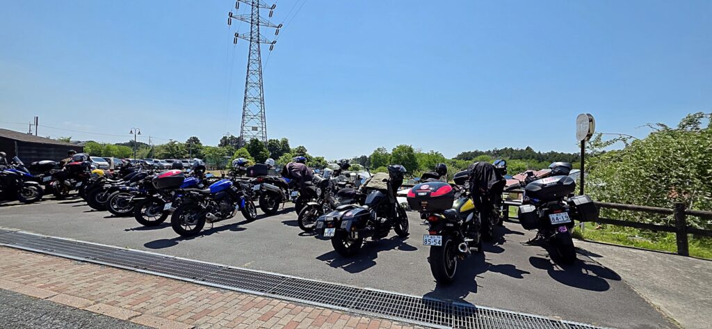 静岡県富士宮市、富士ミルクランドのバイク駐輪場。たくさんのバイクが停まっている様子。