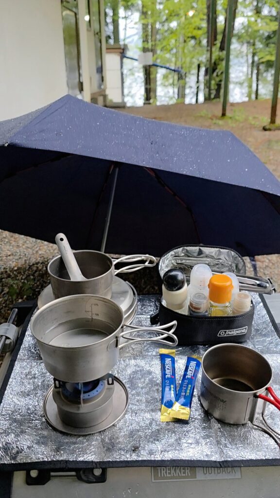 雨の青木湖キャンプ場でコーヒーを淹れる様子