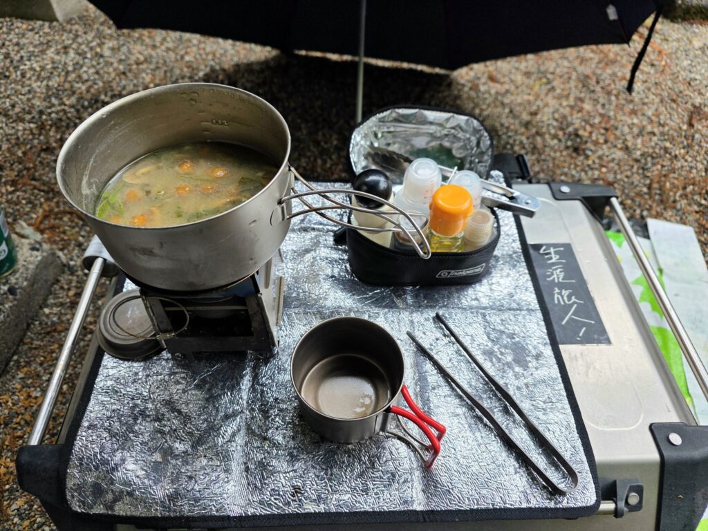 なめこ汁をアルコールストーブで温めている青木湖キャンプ場での朝の風景
