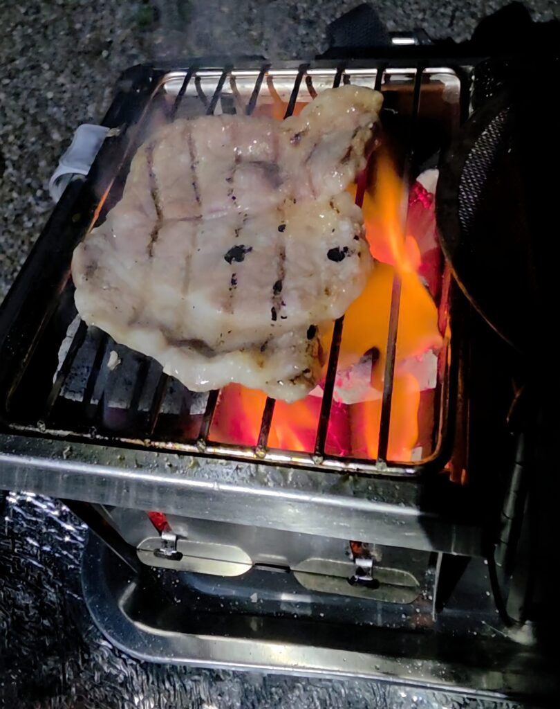 長野青木湖キャンプ場で白馬豚を焼いている様子