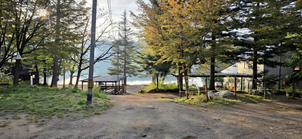 長野県青木湖キャンプ場でキャンプサイトから見える青木湖の朝の風景