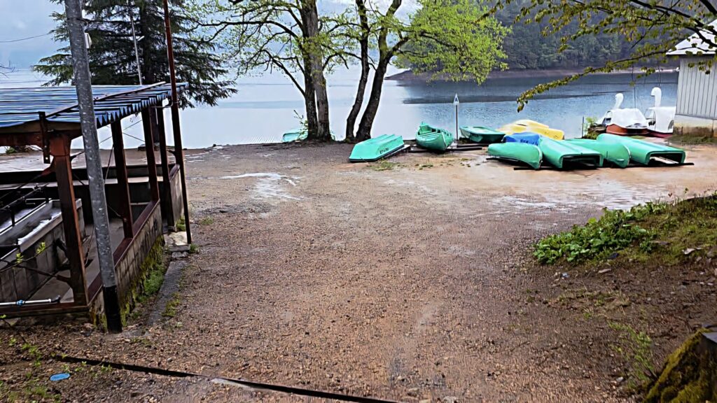 長野青木湖キャンプ場の雨の朝の様子。湖岸にボートが並んでいる様子
