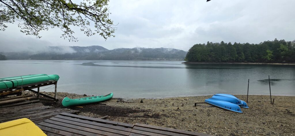 青木湖キャンプ場の湖面から湯気が立ち上る様子
