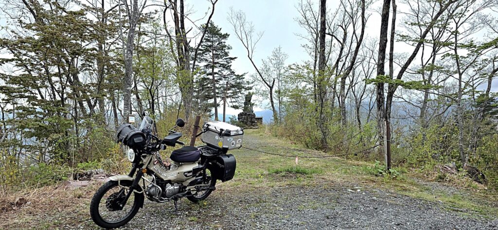 長野県白馬村どんぐり展望台の駐車場に停まるハンターカブ