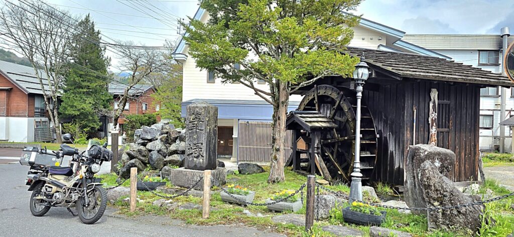 長野県白馬村水車小屋と筆塚の前でハンターカブが写った一枚