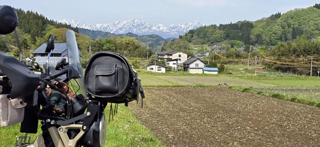 長野県白馬ツーリングの帰りに見えた北アルプスとハンターカブが写る景色