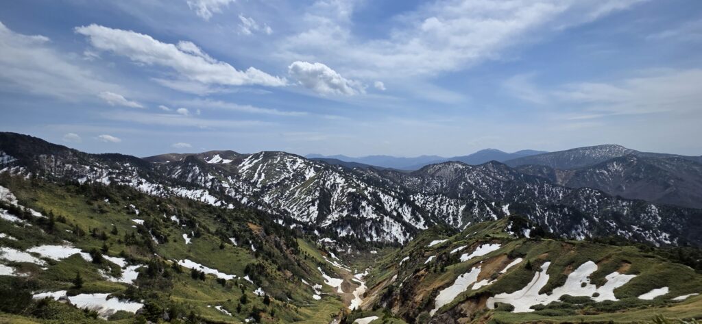 長野・横手山ドライブインから見る残雪の山々の絶景