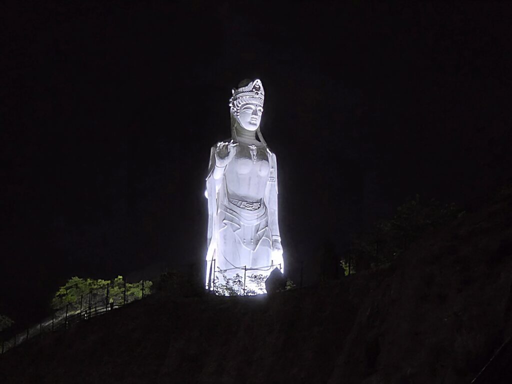 山梨県韮崎市の平和観音