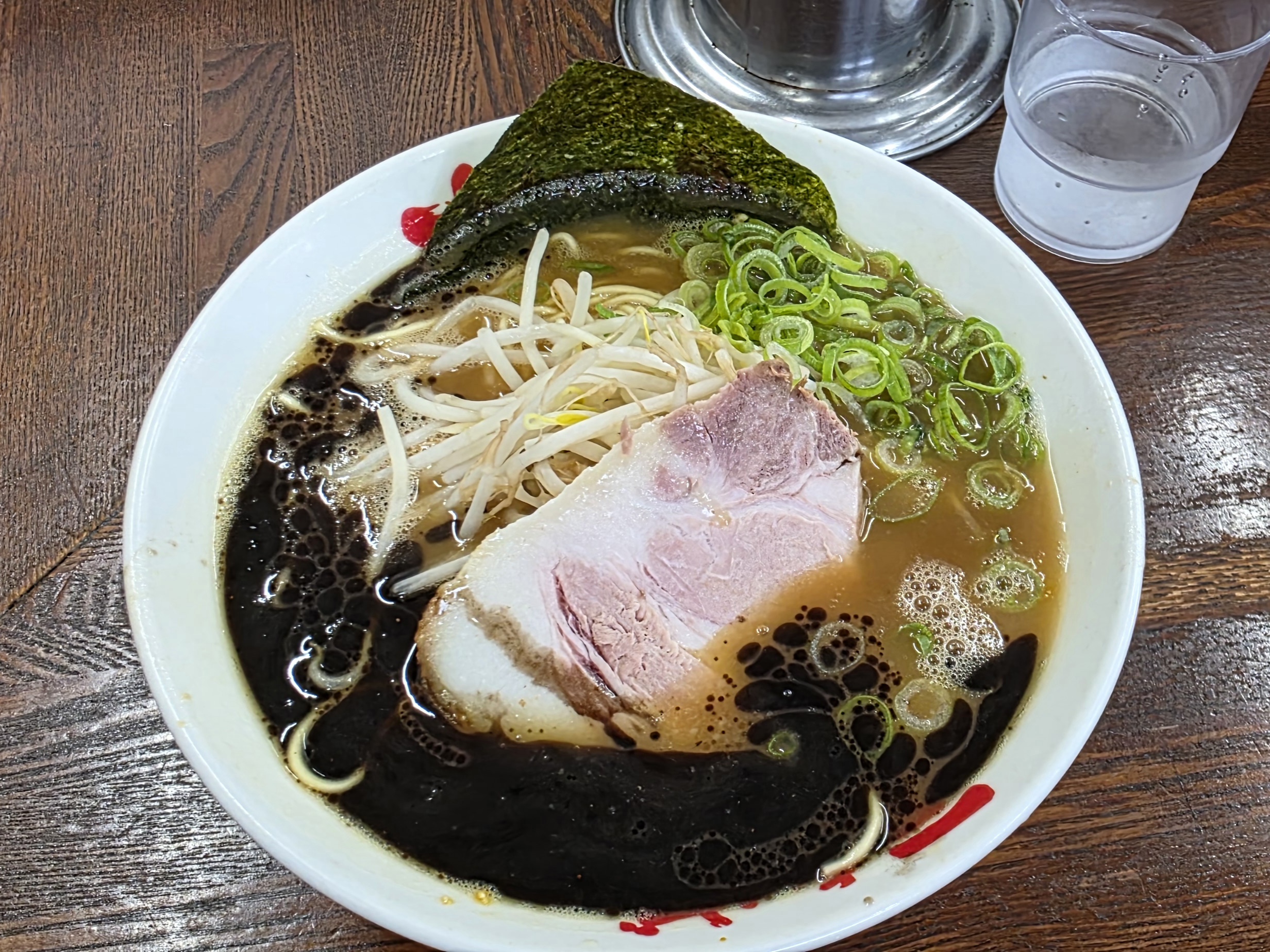 神奈川県秦野市にある「なんつッ亭」の熊本豚骨ラーメン