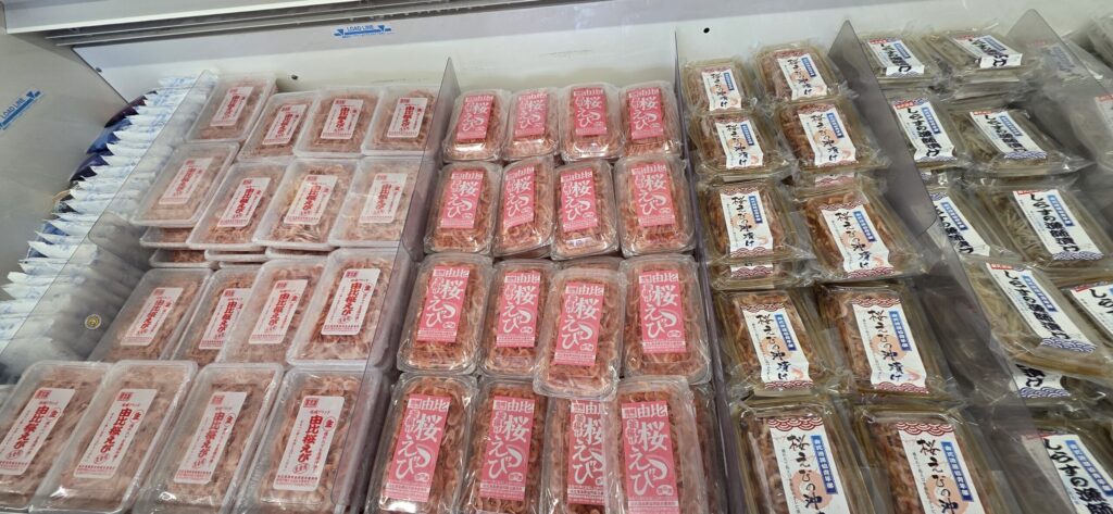 静岡県由比漁港直売所の店内で売られている桜エビの加工品が並んでいる様子