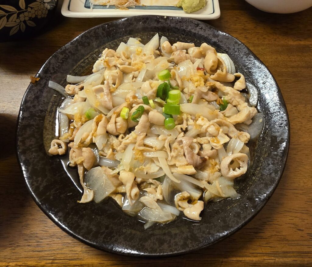 静岡県由比漁港近くの「大衆食堂おふくろ亭」の名物白ホルがお皿に乗っている様子