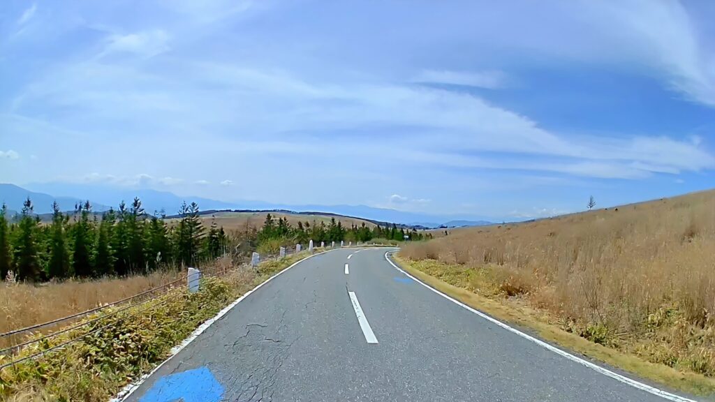 青空の広がるビーナスラインのまっすぐ伸びた道