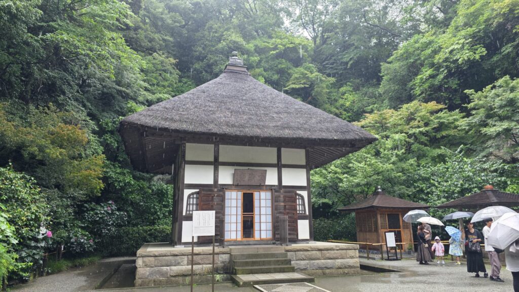 鎌倉・明月院の茅葺き屋根の開山堂