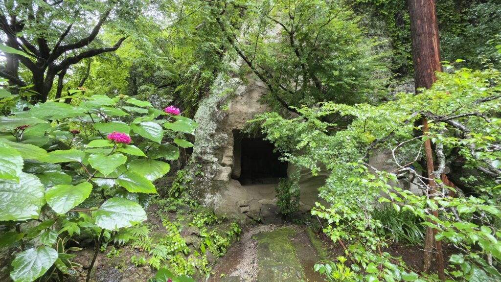 明月院の鎌倉最大の現存するやぐら