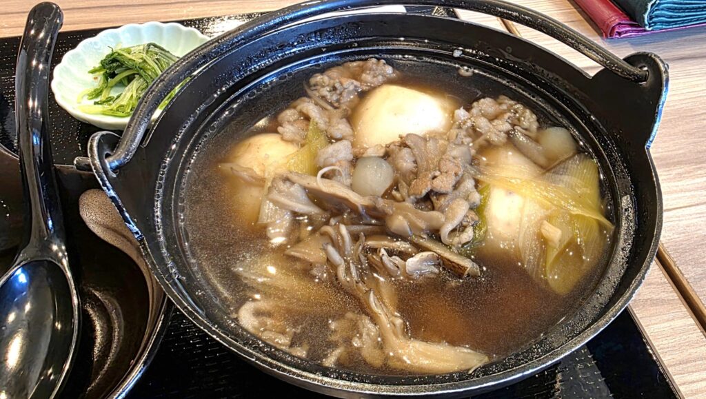 茅ヶ崎 自遊食感の芋煮。中には里芋、ネギ、舞茸がはいってる。