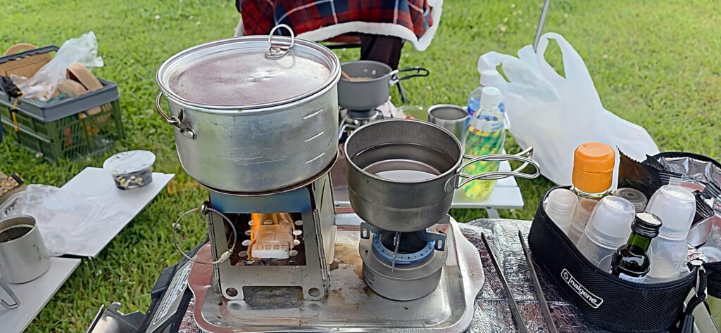 福島・天神岬スポーツ公園でキャンプの朝ごはんの様子。