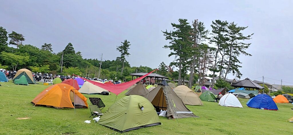 福島・楢葉・天神岬スポーツ公園キャンプ場の朝。数々のソロテントが色鮮やかに並んでいる。