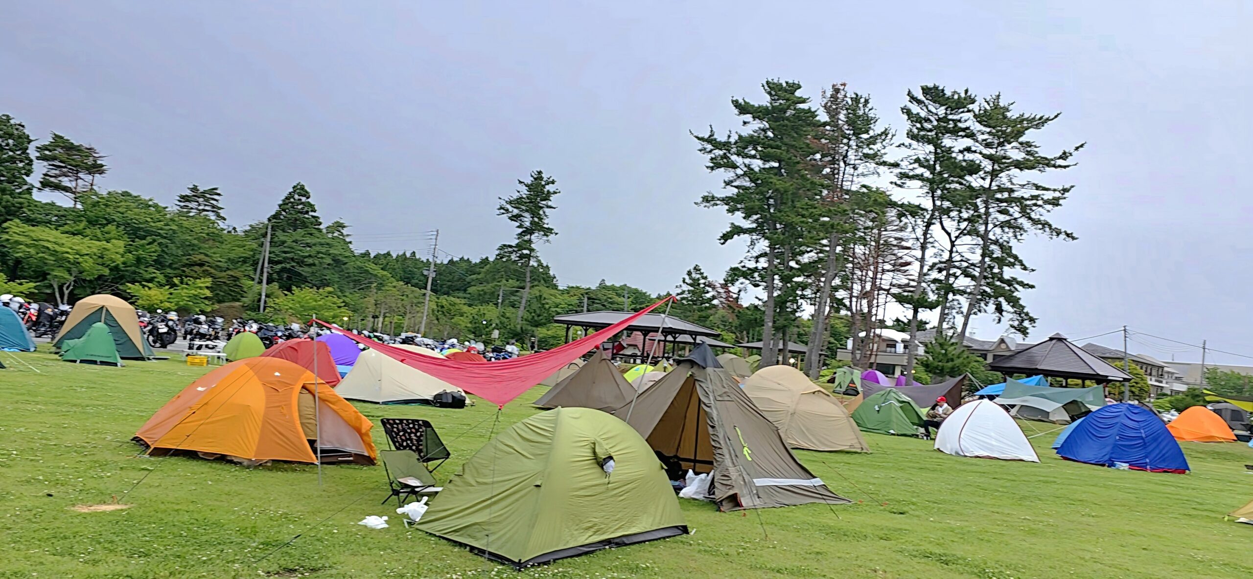 福島・楢葉・天神岬スポーツ公園キャンプ場の朝。数々のソロテントが色鮮やかに並んでいる。