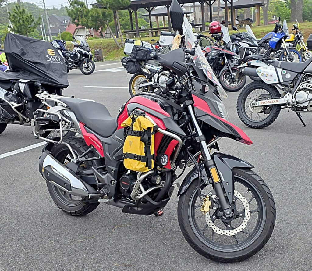 福島・ナラハキャンプイベントで駐車場に停まるホンダCB190X