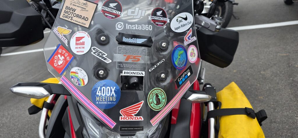 福島・ナラハキャンプイベントで駐車場に停まるホンダCB190X。400Xミーティングのステッカーが貼ってある。