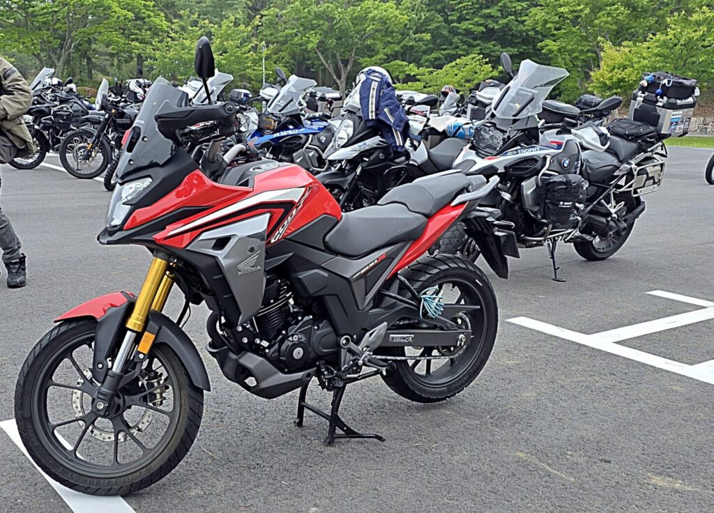 福島・ナラハキャンプイベントで駐車場に停まるホンダCB２００X