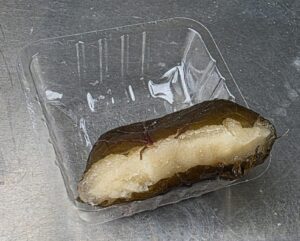水戸銘菓。水戸の梅の断面。やわらかい求肥でなめらかな白あんがつつんである。