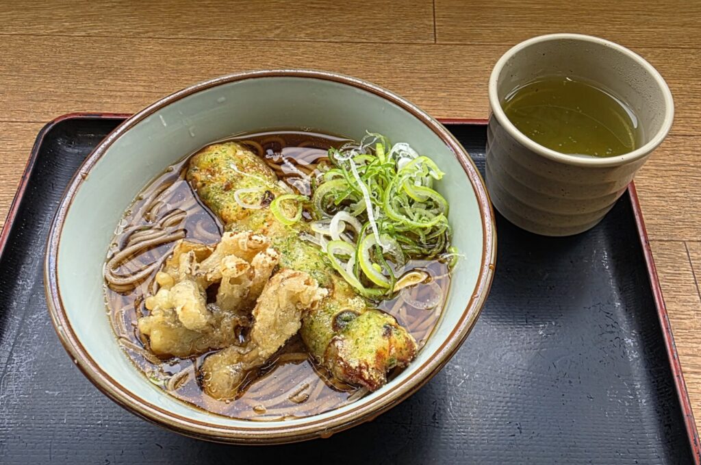 茨城・東海サービスエリアでで食べた常陸秋そば。竹輪とマイタケのてんぷら付き