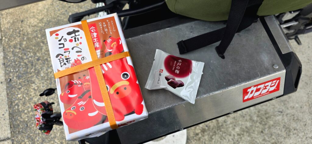 茨城・東海サービスエリアで購入したお土産。福島の赤べこショコラ餅と水戸梅。