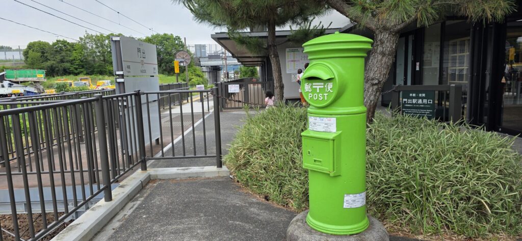 静岡県島田市にある門出駅の緑色のポスト