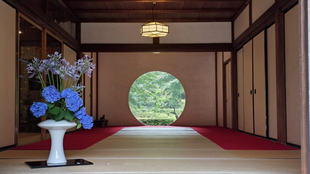 鎌倉明月院の悟りの窓。部屋に飾られている紫陽花が美しい