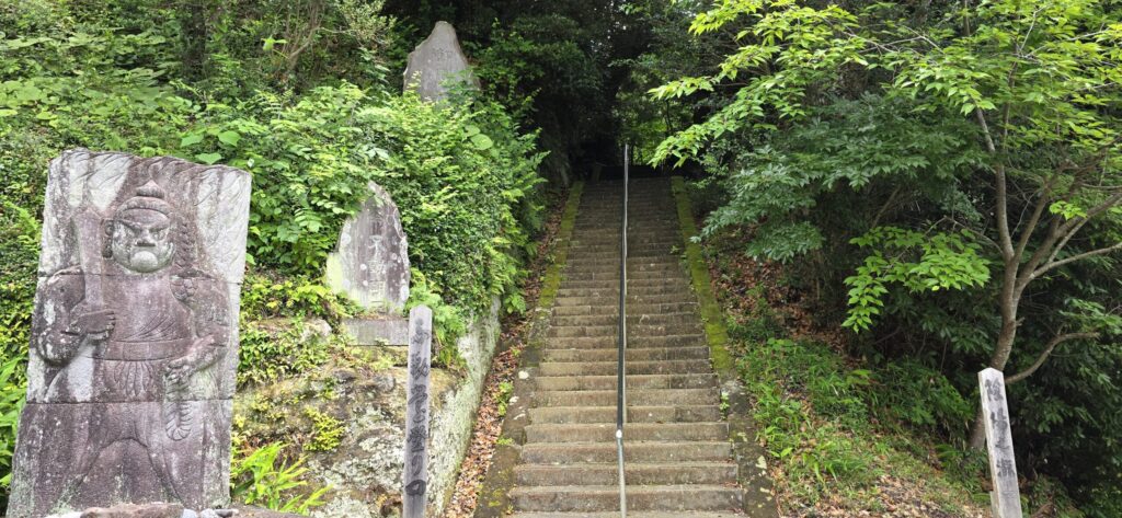 鎌倉称名寺の不動堂へ向かう急な階段