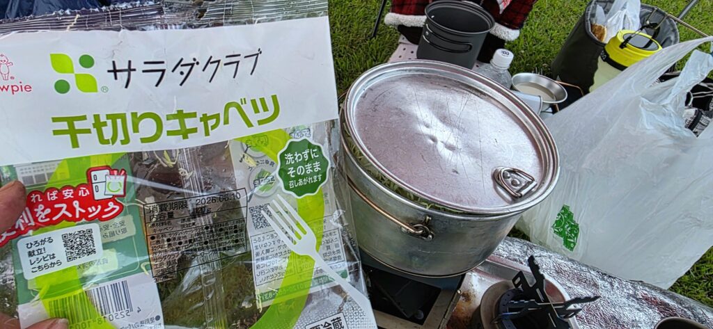 千切りキャベツと福島豚で蒸ししゃぶを作る様子
