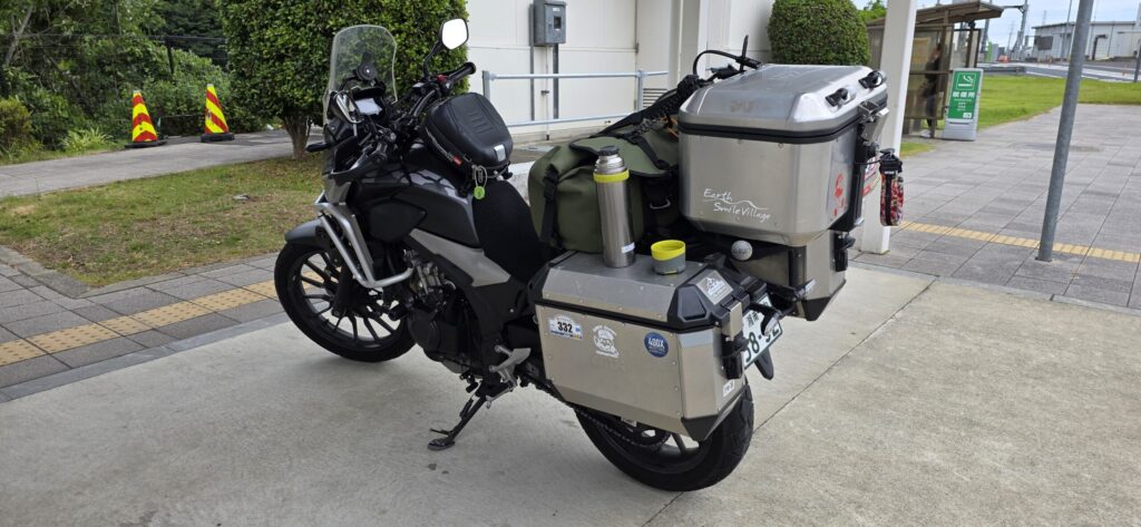 常磐道東海SAに停まっているホンダ400X