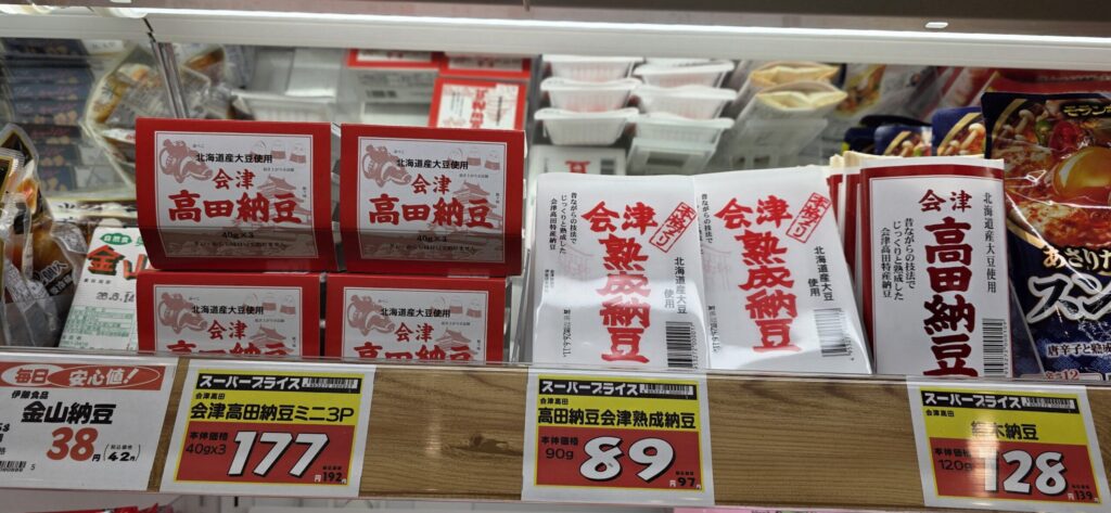 ここなら笑店街で見つけたご当地納豆が商品棚に並ぶ様子