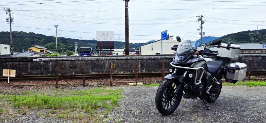 静岡県島田市にある合格駅のホームの看板と400X