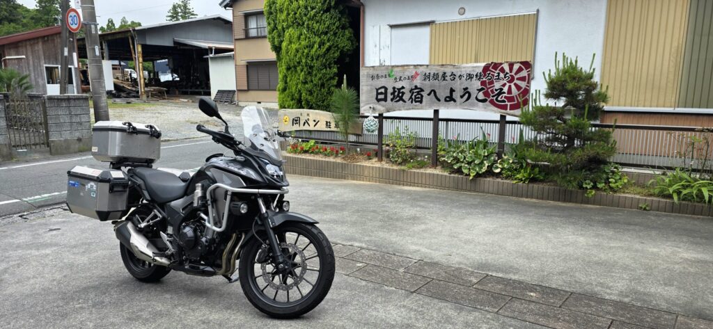 静岡県掛川市にある岡田製パン本店の駐車場に留めた400X