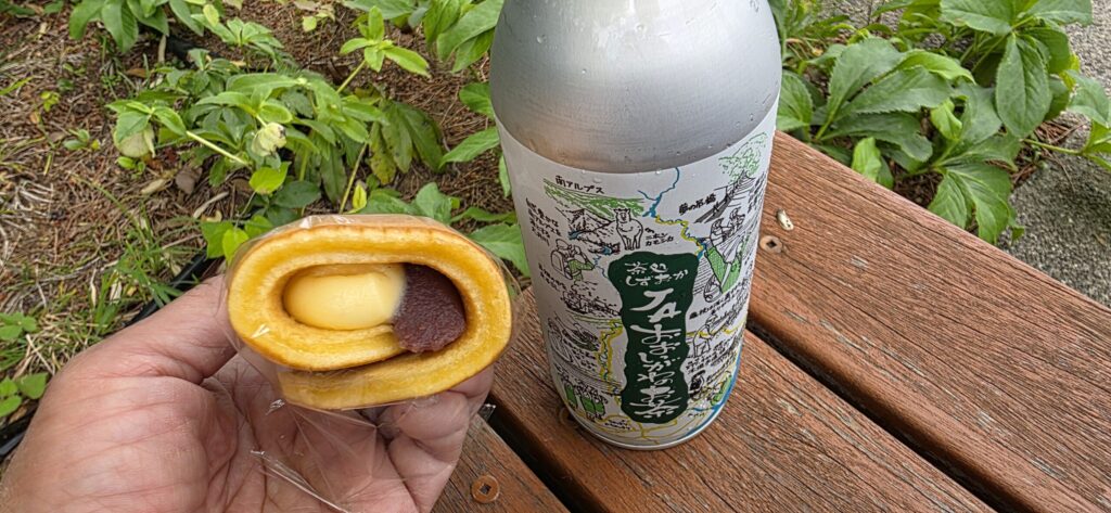 静岡県島田市にある和菓子屋「龍月堂」のほうらいばし焼きと掛川茶で休憩している様子