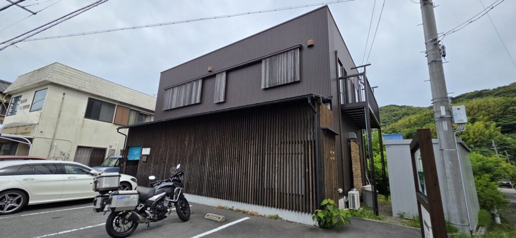 静岡県島田市にある「ラーメン ル・デッサン」の外観と駐車場に停まるホンダ400Ｘ