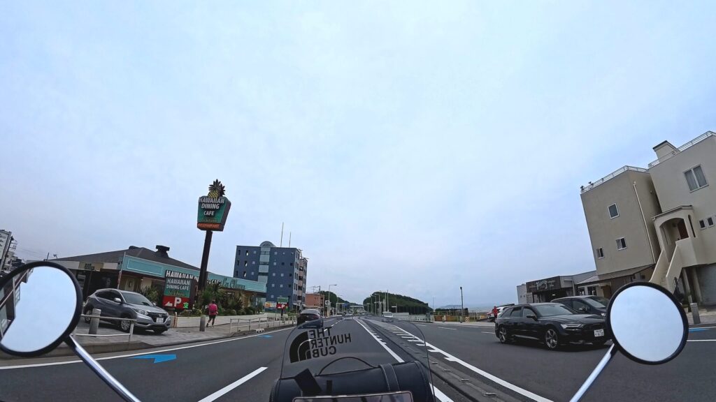 神奈川県茅ケ崎市国道134号線を走っているハンターカブと湘南の風景