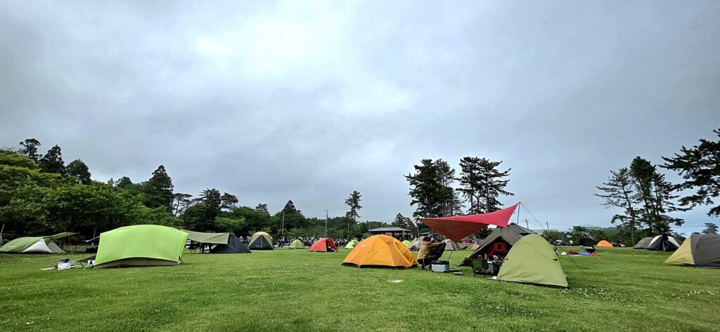 福島県楢葉町天神岬スポーツ公園キャンプ場に張られた色とりどりのテント