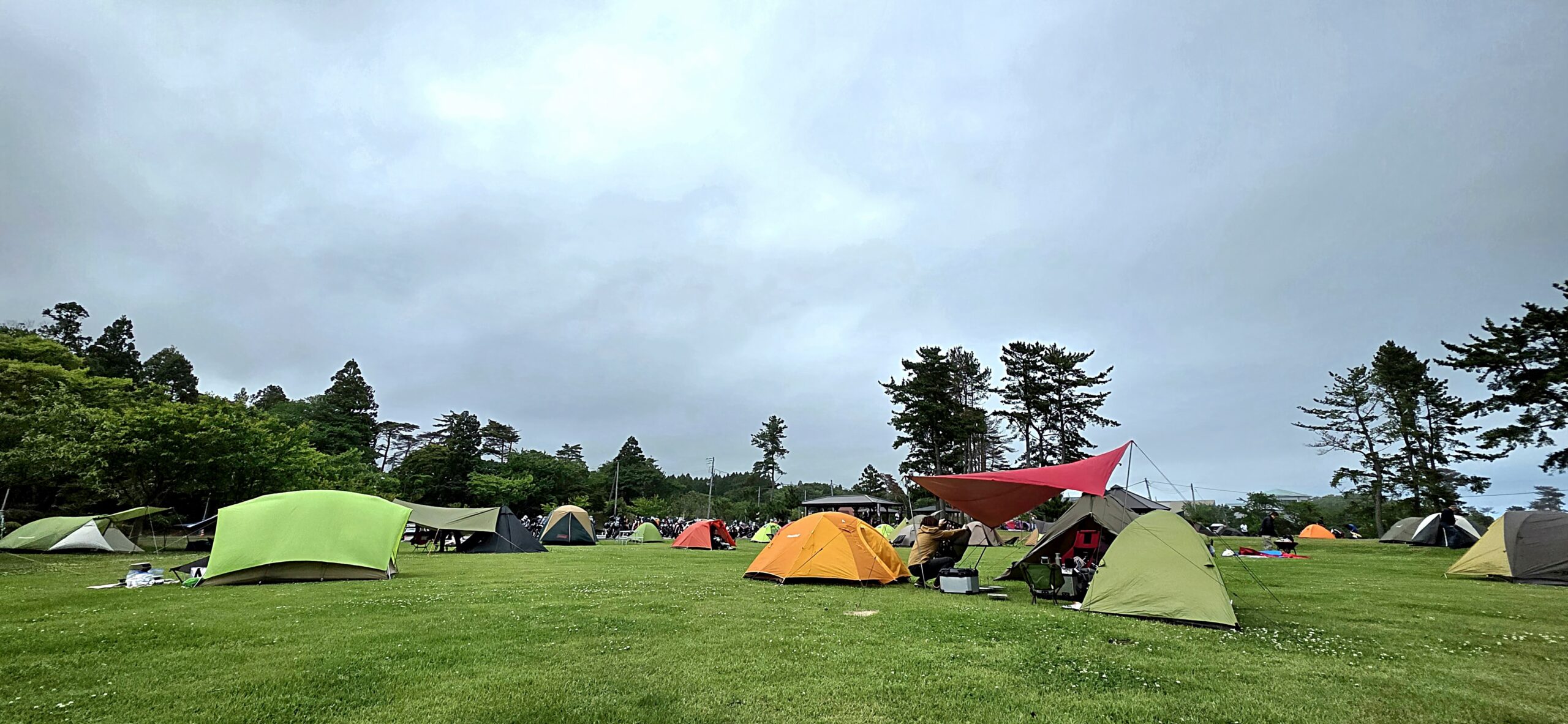 福島県楢葉町天神岬スポーツ公園キャンプ場に張られた色とりどりのテント