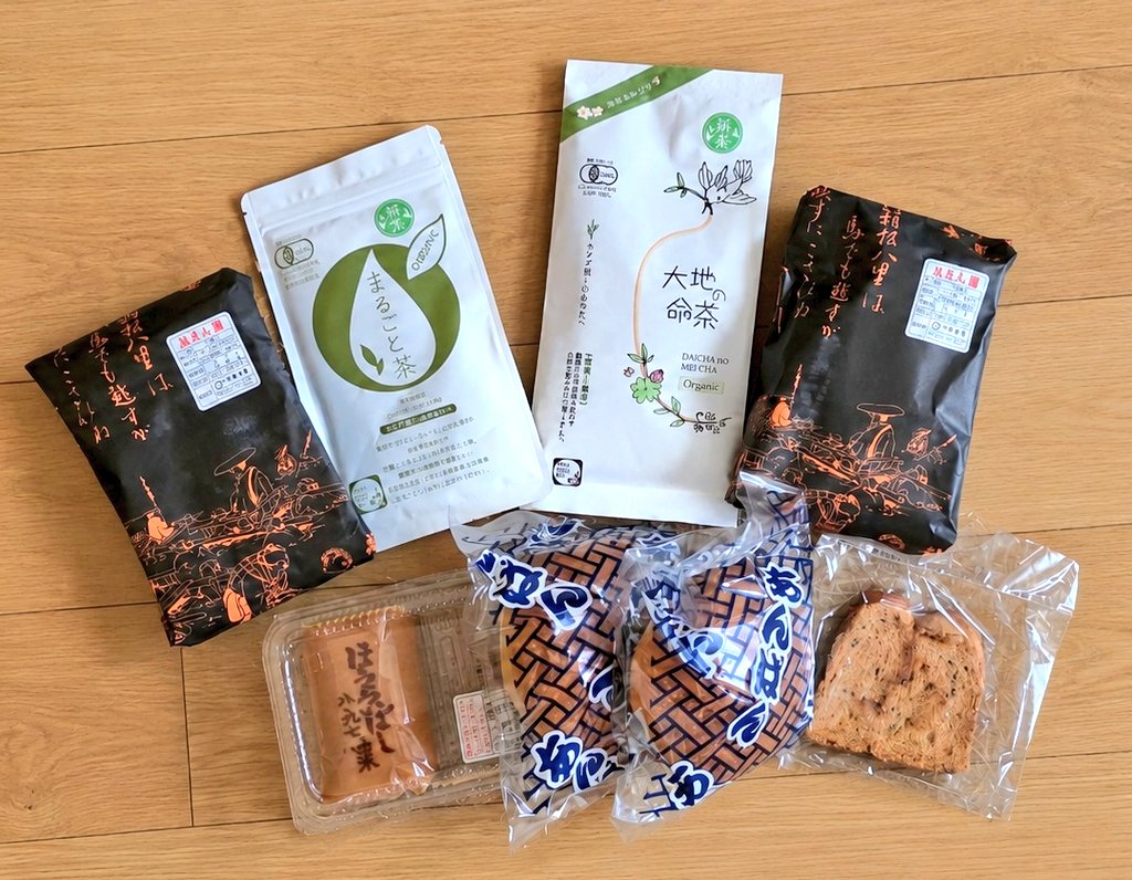 龍月堂の小饅頭ほうらいばし焼き、オーガニック茶、岡田製パンのあんぱんとおまけのラスク