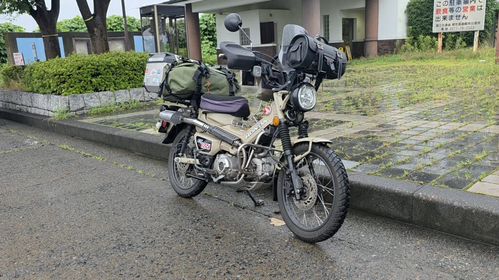 群馬県太田市国道17号線の尾島パーキングエリアに停めているキャンプ道具を積んだハンターカブ