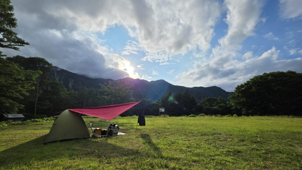 長野県栄村のよのさの里キャンプ場フリーサイトにテントを張った様子