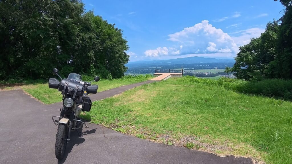 新潟県津南町「川の展望台」の絶景とハンターカブ
