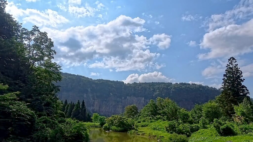 新潟県津南町にある見玉公園から見た苗場溶岩流の柱状節理の石落とし