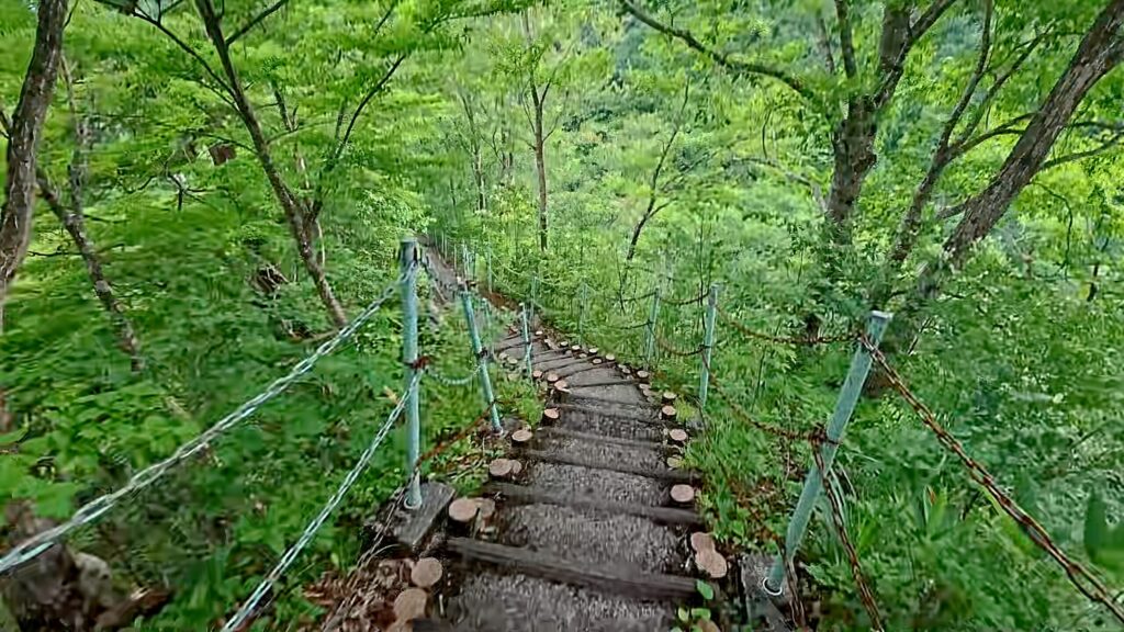 長野県栄村秋山郷にある蛇淵の滝へ至る坂道の階段の様子