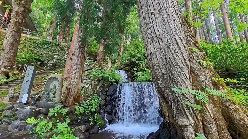 新潟県津南町の見玉不動尊の七段の滝と延命水