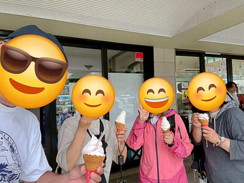 道の駅なるさわでソフトクリームを食べている様子