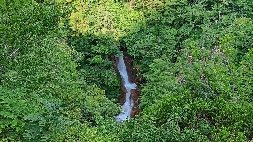 長野県栄村秋山郷にある蛇淵の滝の流れる様子